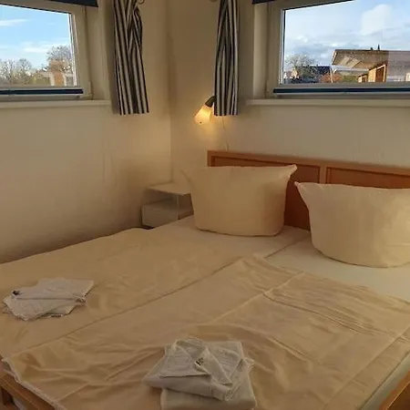Hausboot In Am Bodden Botel